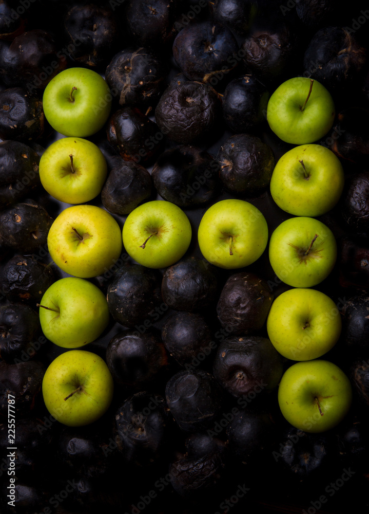 Obraz premium letters of the alphabet lined with green apples