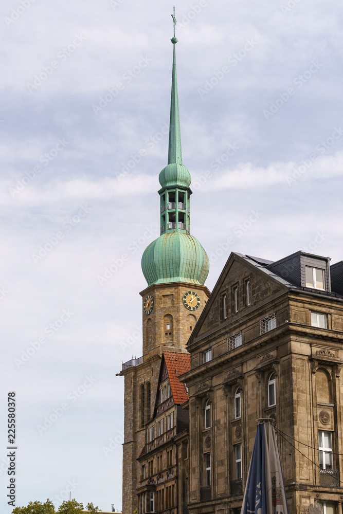 Reinoldikirche und Apotheke in der Innernstadt von Dortmund, hoch Reinoldikirche und Apotheke in der Innernstadt von Dortmund, hoch