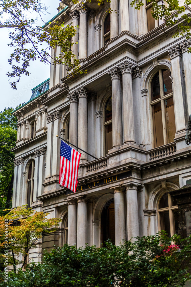 Obraz premium Flag on Old City Hall