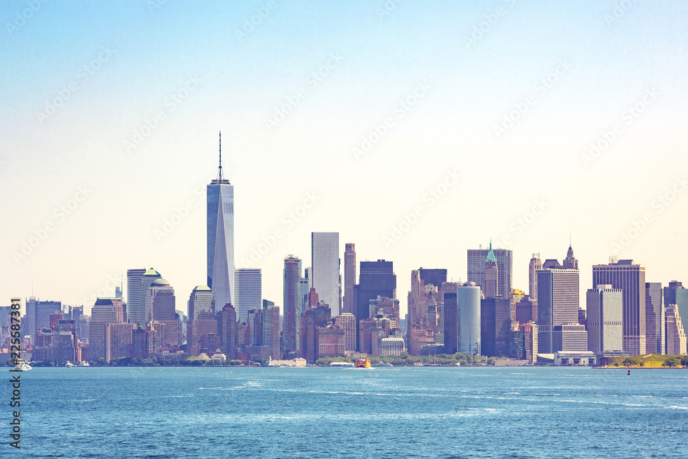 Obraz premium Manhattan Downtown Panorama z World Trade Center. Panorama Nowego Jorku z Manhattan Skyline nad rzeką Hudson. One World Trade Center i wieżowiec. Pejzaż Nowy Jork, USA.