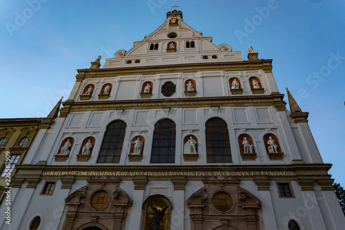 Obraz na płótnie Facade of the church of St. Michael Kirche (Michaelskirche) the Archangel in the historical center of Munich, Bavaria, Germany w salonie