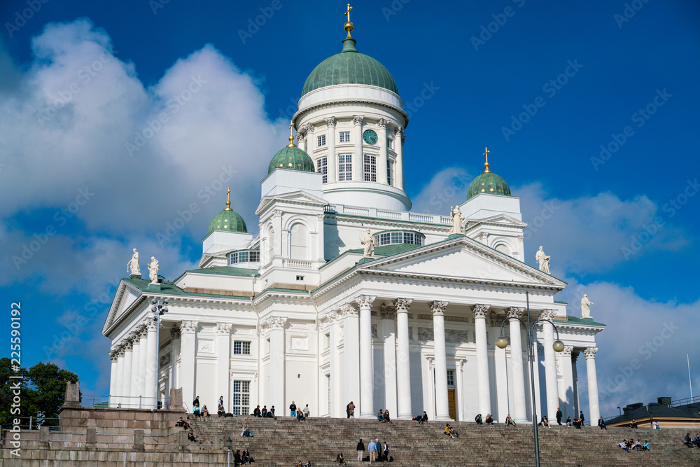 Dom von Helsinki mit Wolken und blauem Himmel Dom von Helsinki mit Wolken und blauem Himmel