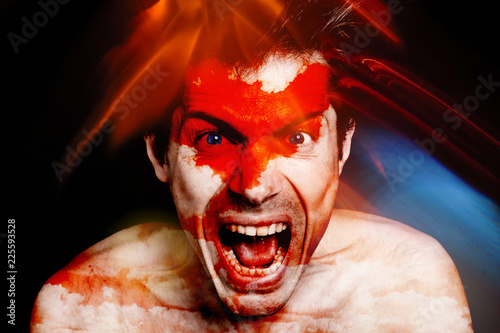 homme portrait visage furieux cri crier fou fête dingue lumière multicolor coloré vif tâche fiesta soirée festival clown techno regard colère indigné rage couleur photo