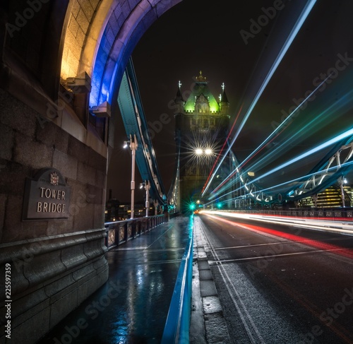 Obraz Światło szlaki na Tower Bridge w Londynie