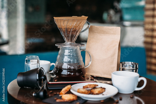 Kit for filter coffee brewing with biscuits 