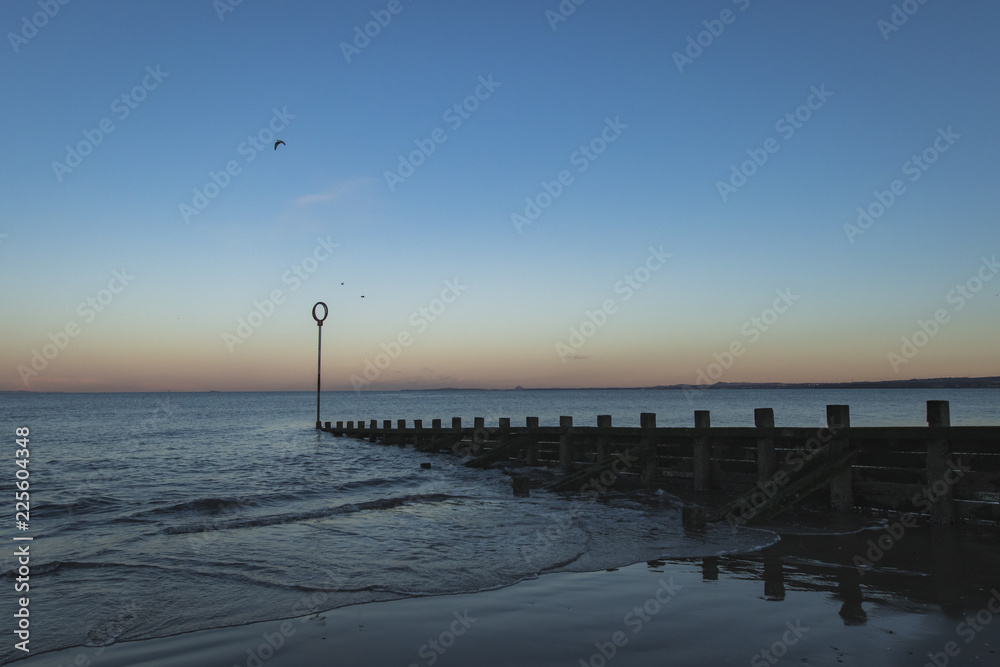 Obraz premium Old wooden Groyne on Portobello beach at sunset