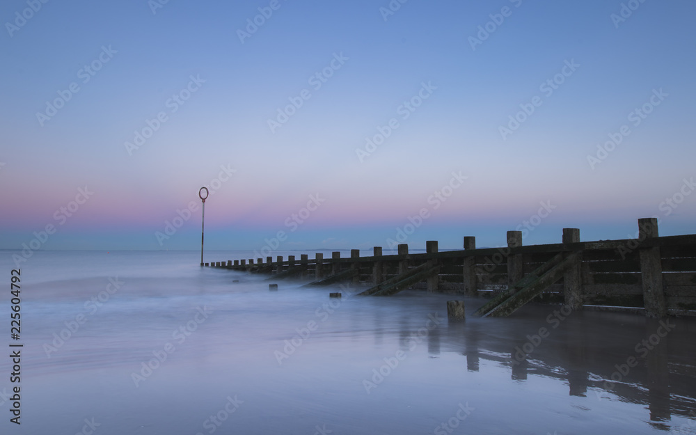 Obraz premium Old wooden Groyne on Portobello beach at sunset