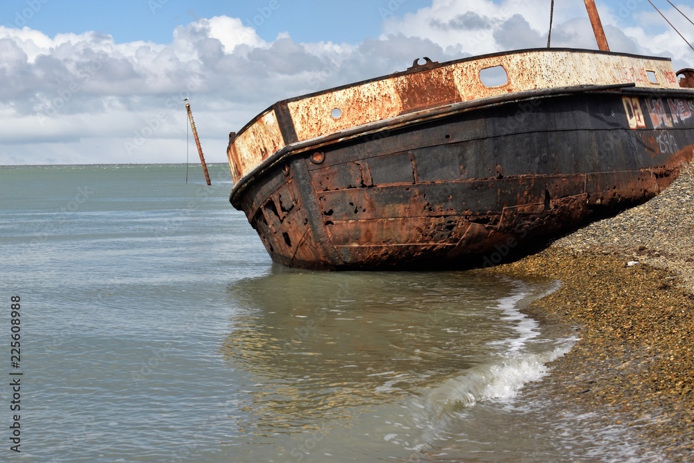 primer plano de bote encallado en la playa con mástil de bote hundido primer plano de bote encallado en la playa con mástil de bote hundido