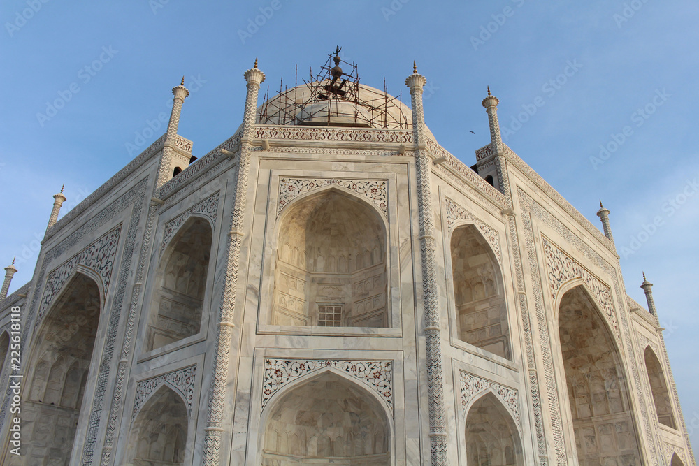 The details of architecture of Taj Mahal in Agra