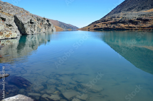 Россия, Республика Алтай, прозрачная вода и скалистые берега озера Акчан в безветренную погоду © irinabal18