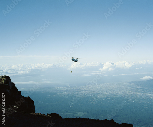 富士山頂を飛ぶヘリコプター