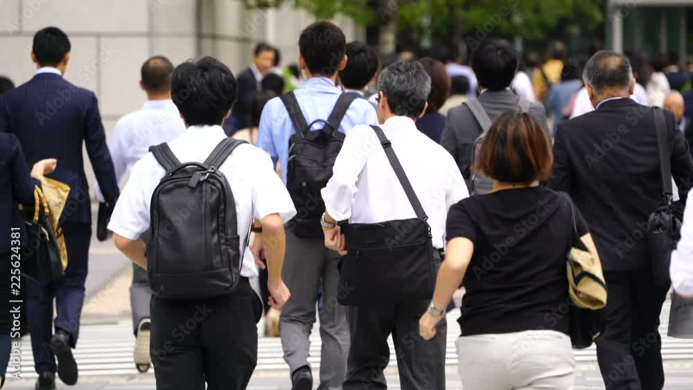 東京・通勤風景・東京駅から会社へ向かう人々 東京・通勤風景・東京駅から会社へ向かう人々