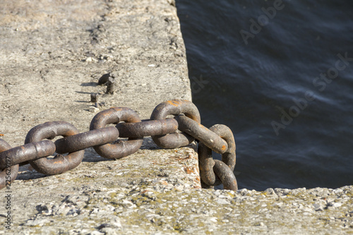 Obraz na płótnie Old anchor chain on the dock w salonie