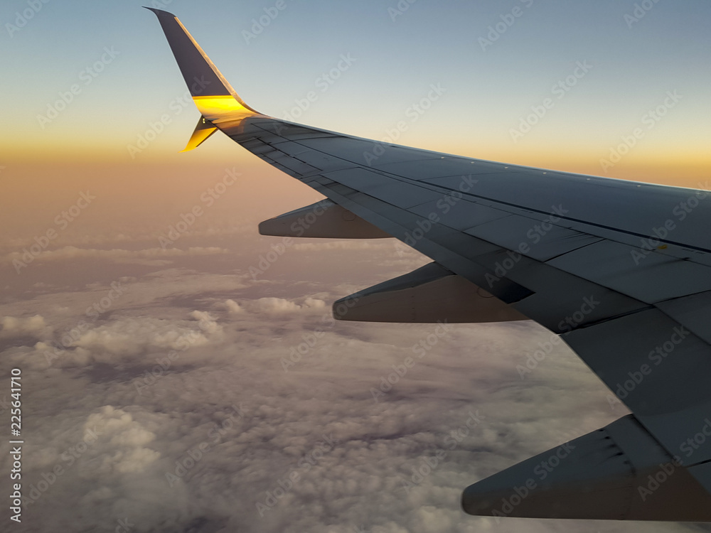Fototapeta premium Flugzeugflügel Abenddämmerung