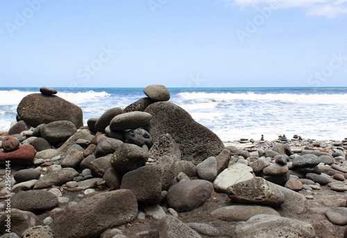 Steinhaufen mit Blick aufs Meer © mtini