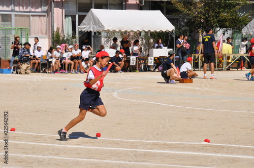 運動会　リレー　バトン　走る