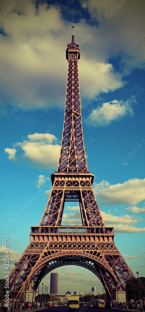 Fototapeta premium Eiffel Tower and the blue sky with vintage effect