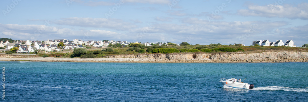 Bateau hors-bord dans la baie d'Audierne (Finistère) Bateau hors-bord dans la baie d'Audierne (Finistère)