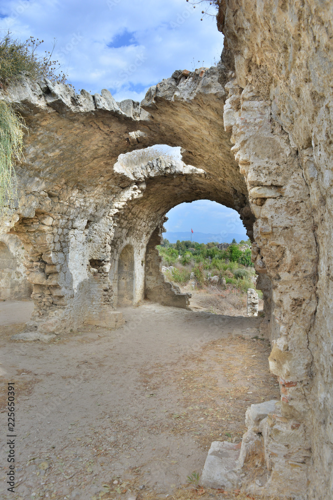Ruinengewölbe eines historischen Gebäudes in Side