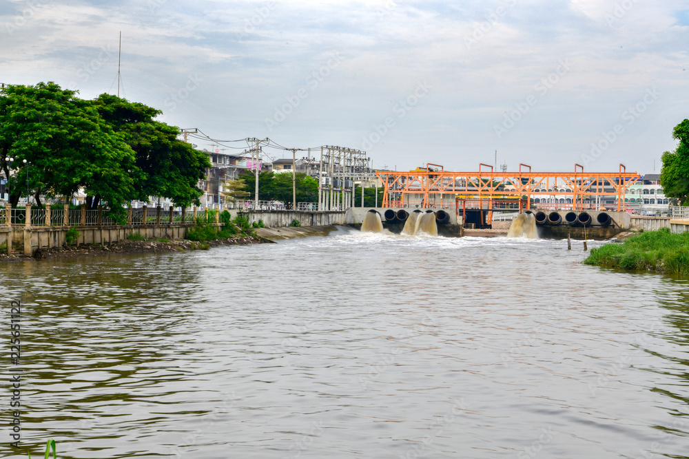 Obraz premium Large water pipe pump flood water and drain, captured with a slow shutter speed.