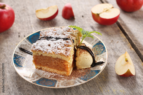 Ciasto na talerzu na deskach