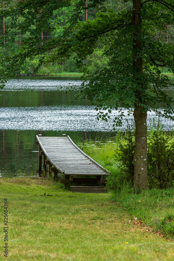 Fototapeta premium Träbrygga vid en liten sjö