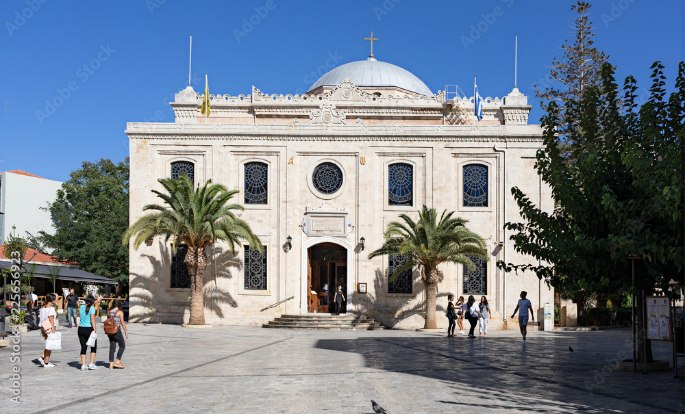 Obraz premium Греция. Столица Крита Ираклион, улица 25 августа, Собор Святого Тита