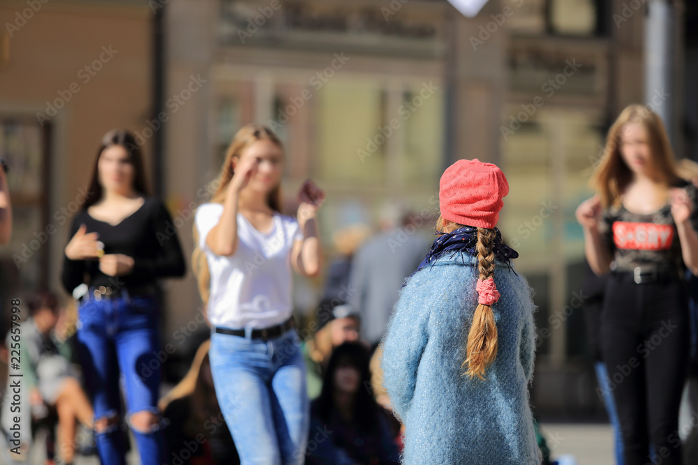 Obraz premium Dziewczyny tańczą na rynku Wrocławia.