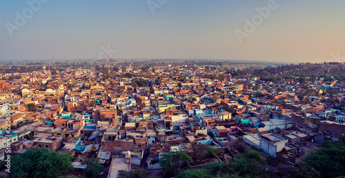 Foto Aerial view of poor indian town Varsana, Barsana