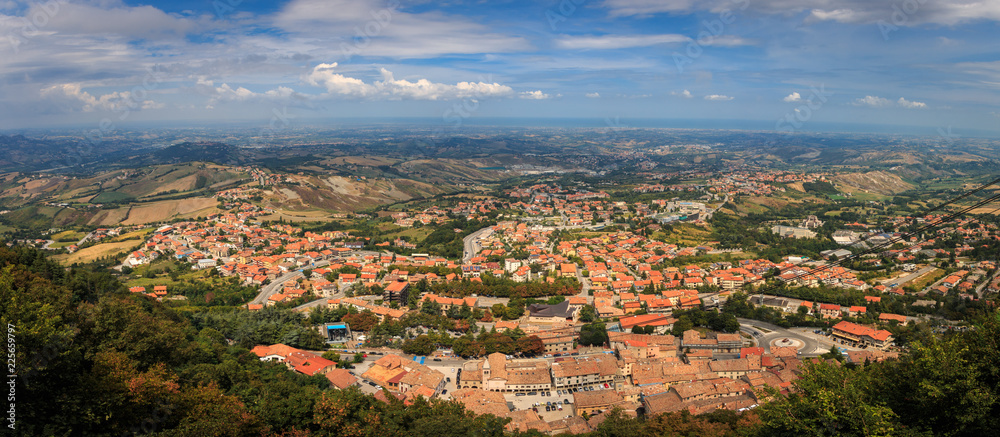panorama Ausblick von Monte Titano zur Seilbahn in San Marino