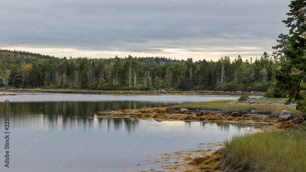 Obraz premium landscape with lake and blue sky