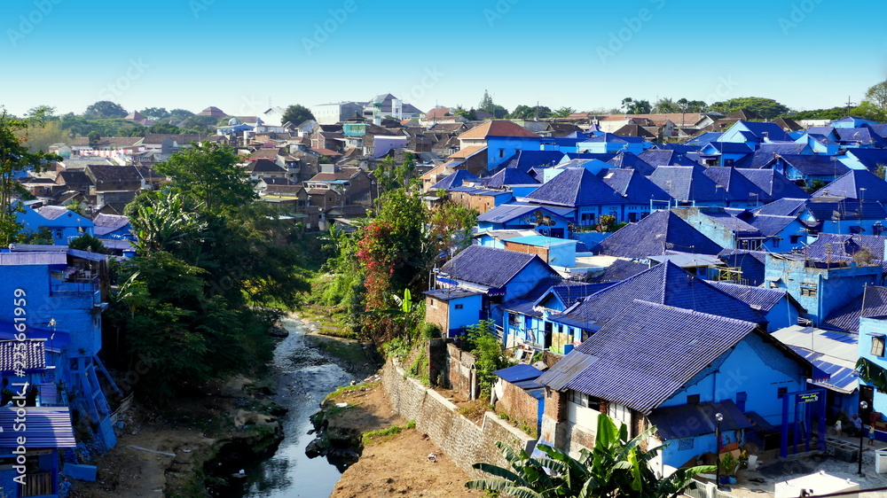 dekorativ blau gestrichene Häuser in Malang in Ost-Java vor blauem Himmel
