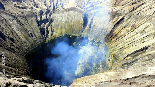 Blick in den Schlund des Kraters des Vulkans Bromo mit aufsteigendem Rauch in Java