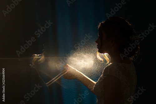 Foto silhouette of girl perfume