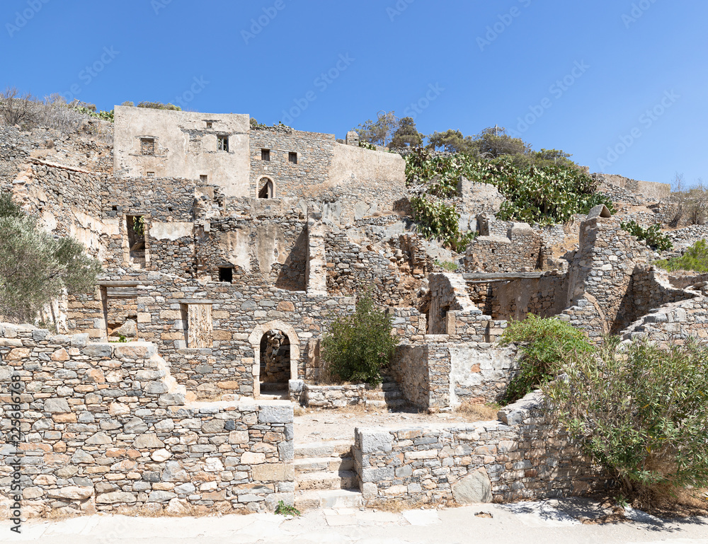 Развалины города на острове Спинало́нга. Крит, Греция