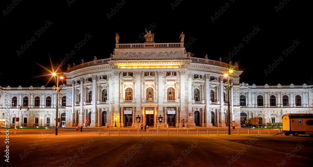 Hofburgtheater in Wien bei Nacht