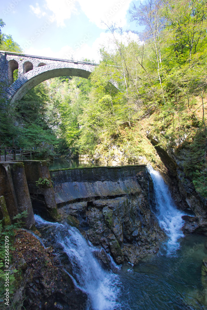 Große Steinbrücke über einem Wasserfall Große Steinbrücke über einem Wasserfall