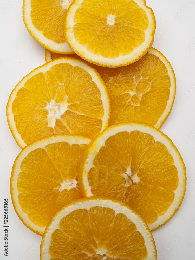 Fototapeta premium Vista cenital de rodajas de naranjas cortadas en crudo