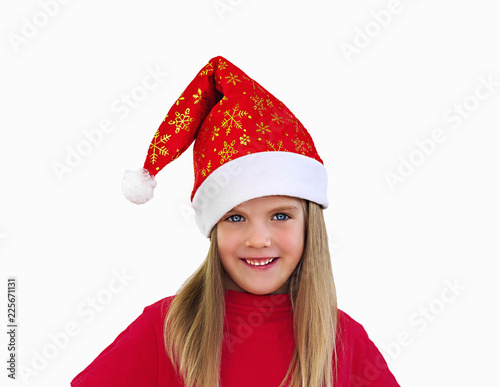Маленькая девочка со светлыми волосами в красной шапке санта Клауса белом фоне.