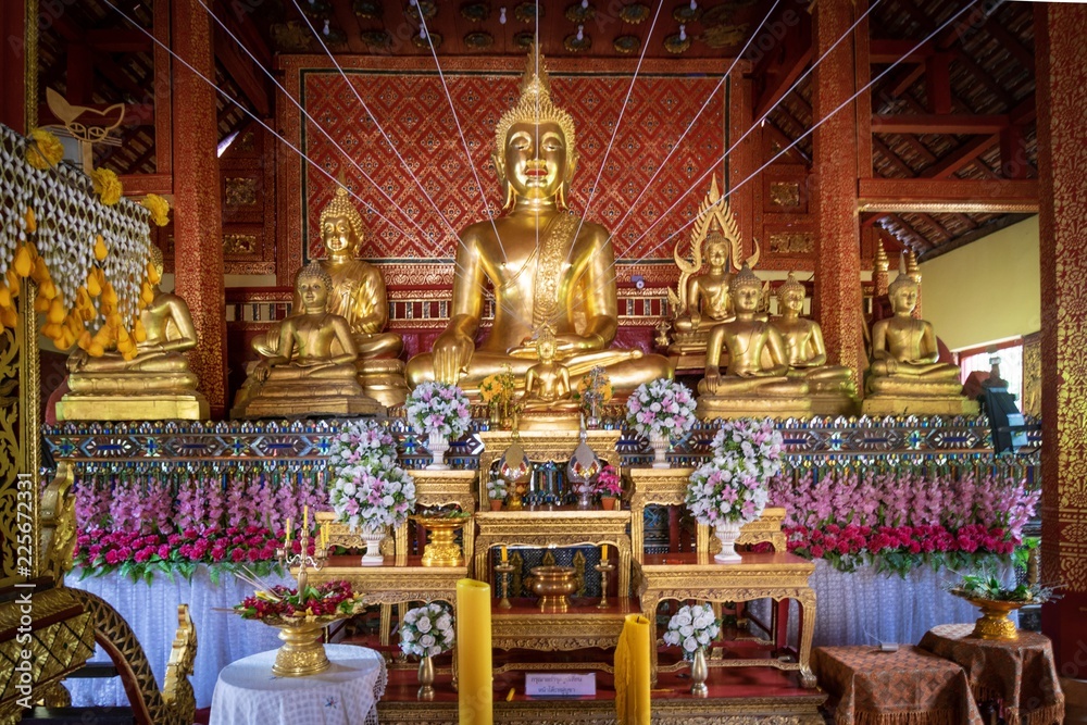 Fototapeta premium golden buddhas temple