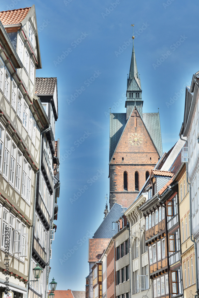 Obraz premium Hannovers Fachwerkhäuser und Marktkirche im Hintergrund