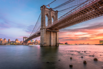 Fotobehang Brooklyn Bridge Brooklyn Bridge in New York schemering  © SeanPavonePhoto