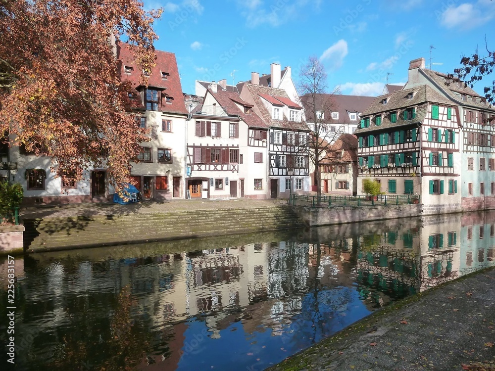 Strasbourg, quartier de la Petite France en automne (France)