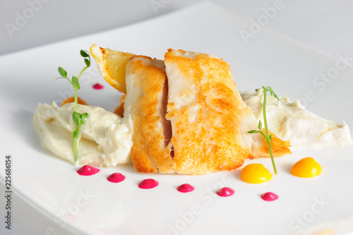 Obraz na plátne Fried pikeperch with celery puree