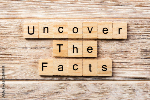 Φωτογραφία uncover the fact word written on wood block