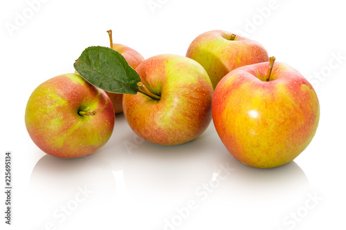 Äpfel Sorte Wellant reif mit Blatt weiß isoliert