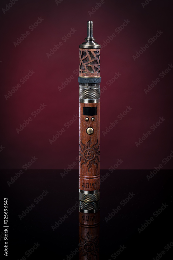 E-Zigarette Dampfe Holz Mod Stock-Foto