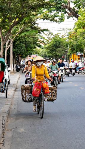 Mujer asiática en bicicleta 