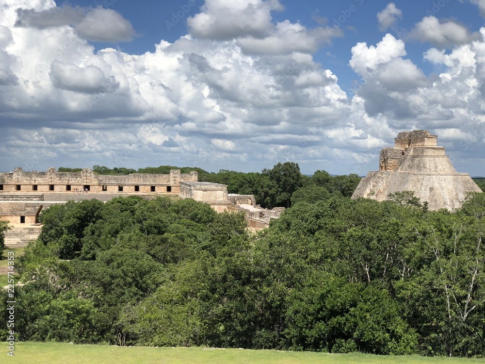 alter aber sehr gut erhaltener Maya Tempel in Mexico umgeben vom Jungle