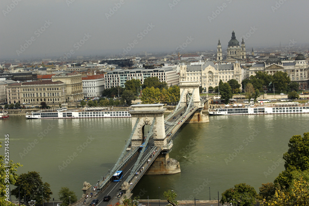 Венгрия, вид на знаменитый цепной мост Сечени